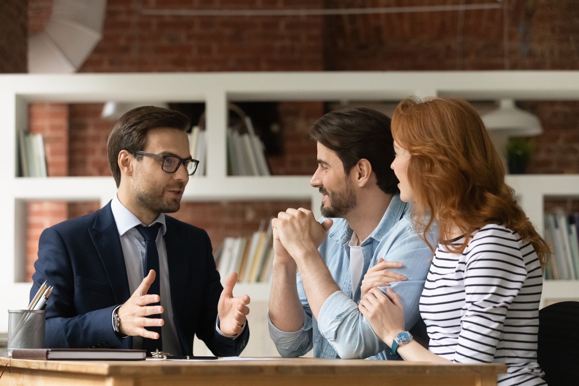 Real estate agent provides professional support for clients